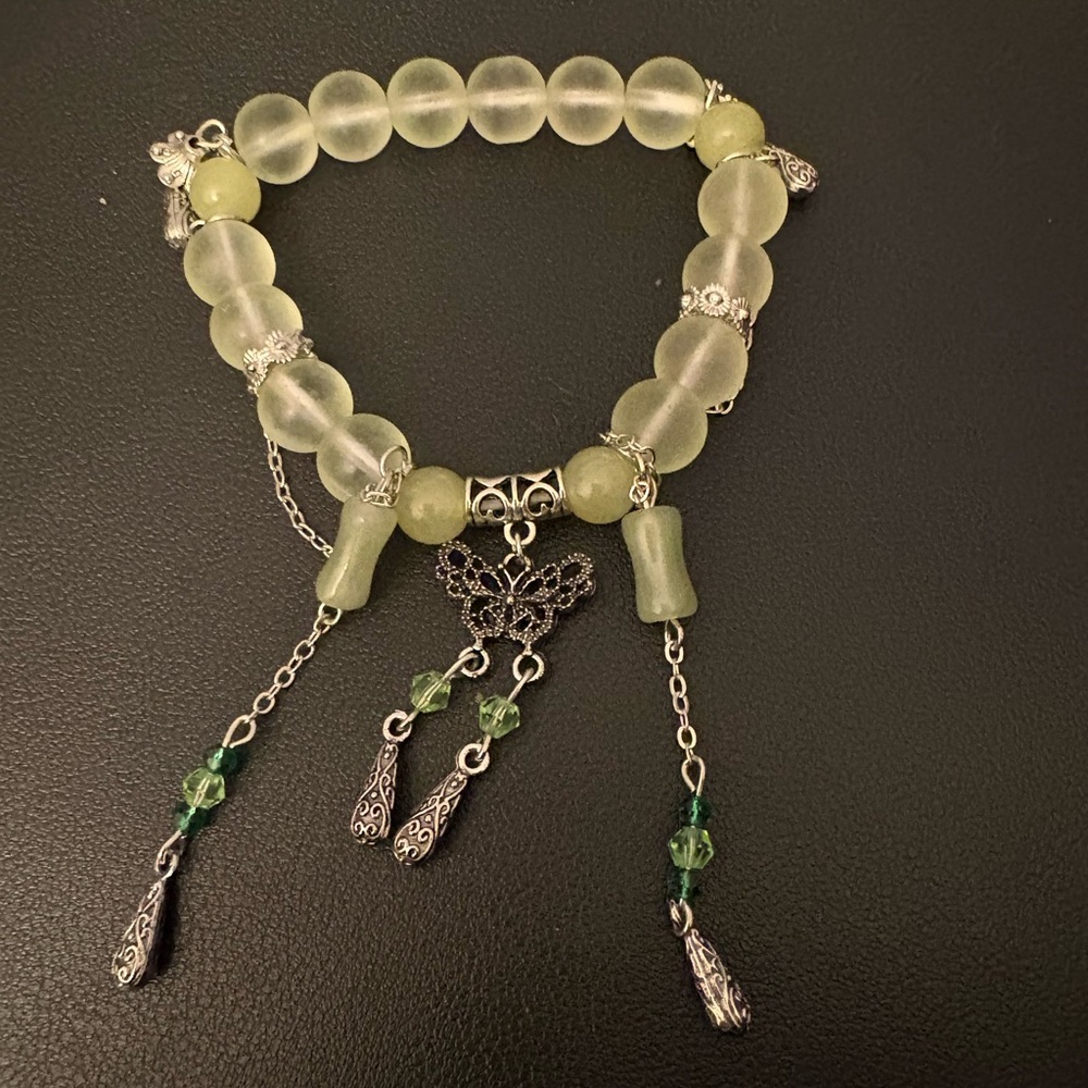 Elegant Green Beaded Bracelet with Silver Accents